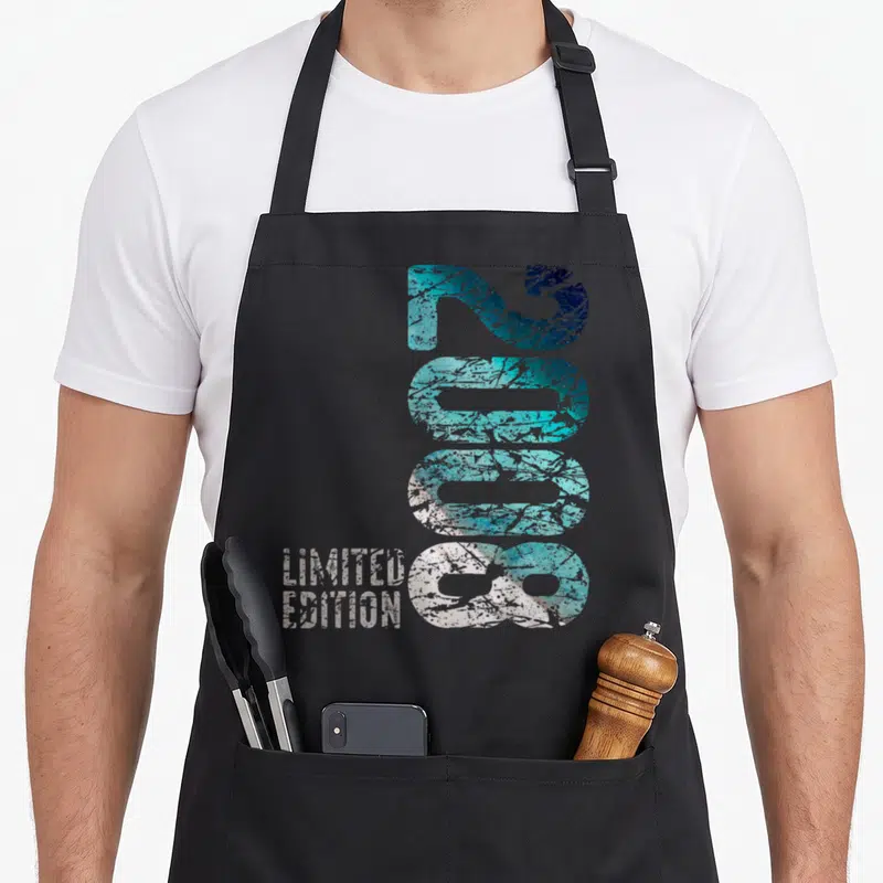 Tablier de cuisine noir avec le chiffre 2008 en turquoise et l'inscription Limited Edition en blanc usé.