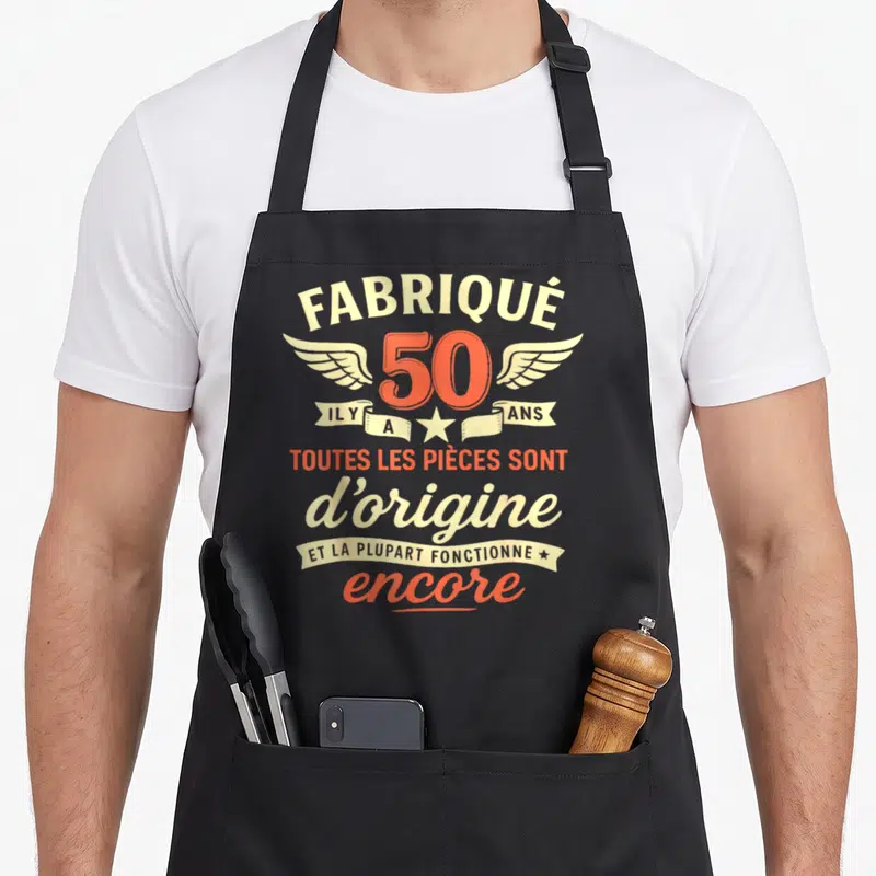 Tablier de cuisine noir avec inscription fabriqué 50 ans d'origine et illustration de wings vintage orange et crème.