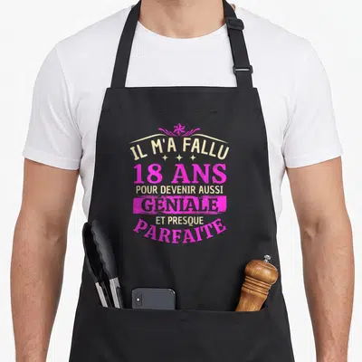 Tablier de cuisine noir avec inscription Il m'a fallu 18 ans pour devenir aussi géniale et presque parfaite en rose et beige.