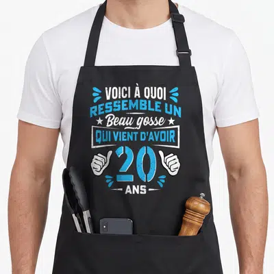 Tablier de cuisine noir avec inscription bleue et blanche Voici à quoi ressemble un beau gosse de 20 ans et deux mains faisant le signe ok.