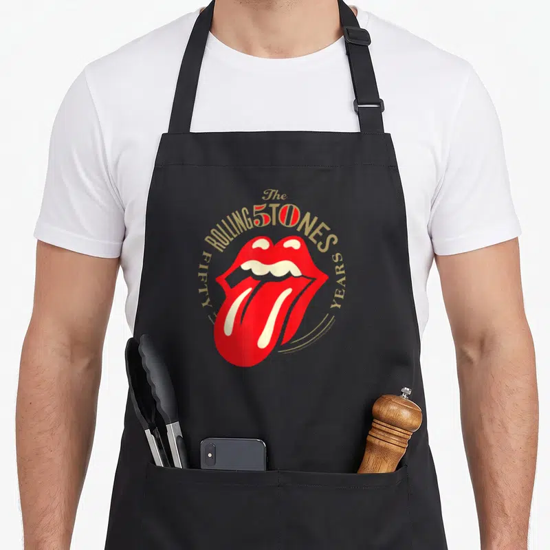 Tablier de cuisine noir avec la langue rouge des Rolling Stones et l'inscription 50 ans en doré.