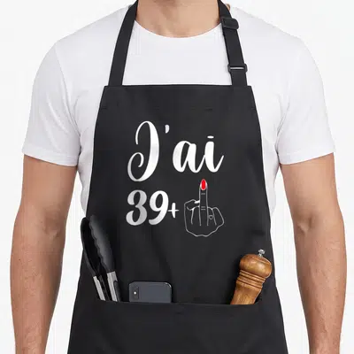 Tablier de cuisine noir avec l'inscription J'ai 39+ et une main gantée de rouge