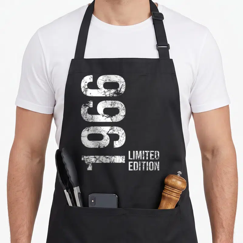 Tablier de cuisine noir avec l'année 1966 et Limited Edition en blanc à l'aspect vieilli.