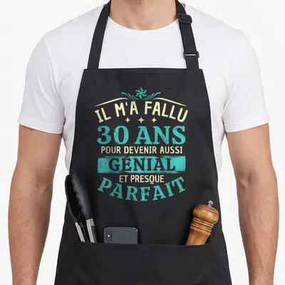 Tablier de cuisine noir avec l'inscription Il m'a fallu 30 ans pour devenir aussi genial et presque parfait en typographie vintage turquoise et crème.