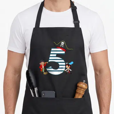 Tablier de cuisine noir avec grand chiffre 5 rayé coiffé d'un chapeau de pirate et deux personnages en tenue de marin.