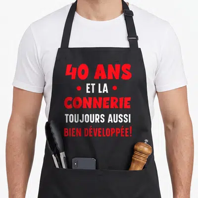 Tablier de cuisine noir avec texte rouge et blanc 40 ans connerie bien développée