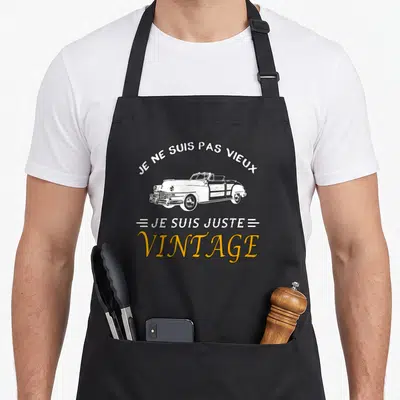 Tablier de cuisine noir avec inscription Je ne suis pas vieux je suis vintage et dessin de voiture classique orange.