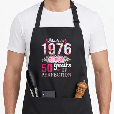 Tablier de cuisine noir avec inscription 1976 « 50 years of perfection » et roses florales vintage