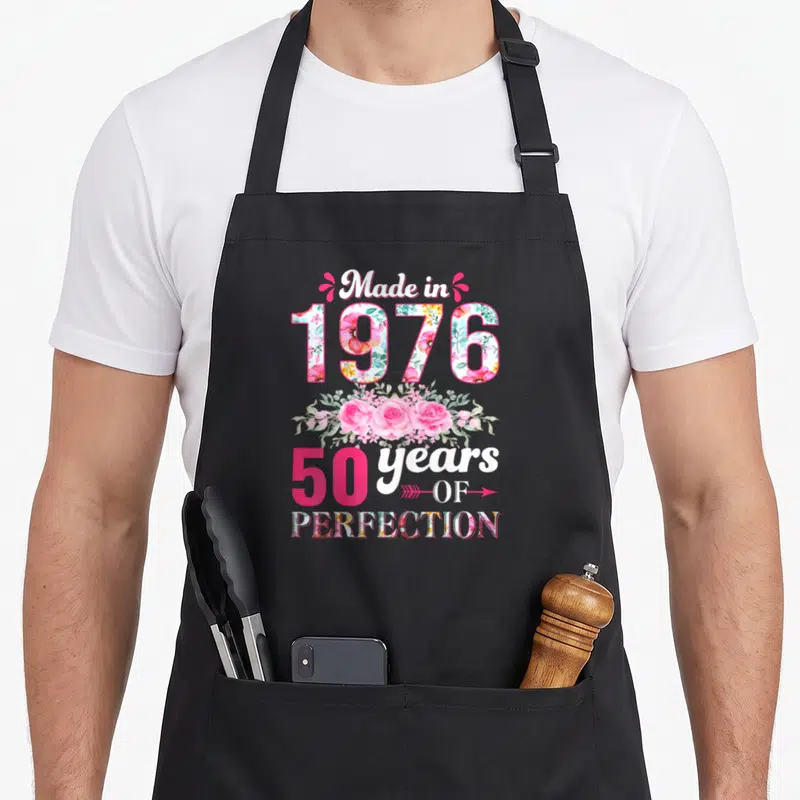 Tablier de cuisine noir avec inscription 1976 « 50 years of perfection » et roses florales vintage