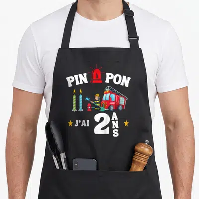 Tablier de cuisine noir avec illustration de pompier, camion rouge, bougies et texte J'ai 2 ans Pin Pon