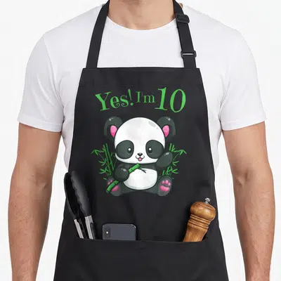 Tablier de cuisine noir avec un panda tenant du bambou et l'inscription Yes I'm 10 en vert