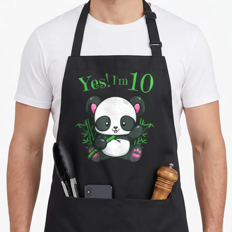 Tablier de cuisine noir avec un panda tenant du bambou et l'inscription Yes I'm 10 en vert