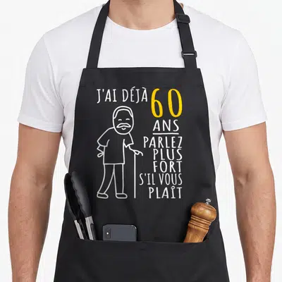 Tablier de cuisine noir avec illustration d'un homme moustachu au bâton et texte jaune blanc J'ai déjà 60 ans