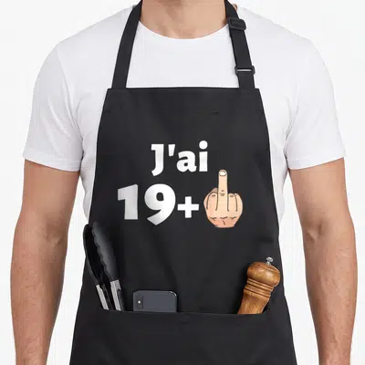 Tablier de cuisine noir avec inscription J'ai 19+ et une main dessinée au centre.