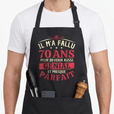 Tablier de cuisine noir avec inscription Il m'a fallu 70 ans pour devenir aussi genial et presque parfait en rouge et beige.