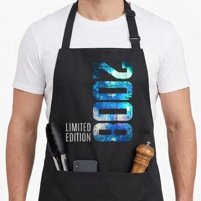 Tablier de cuisine noir avec l'année 2008 en chiffres remplis d'un motif galactique bleu et blanc et le texte Limited Edition en bas à gauche.