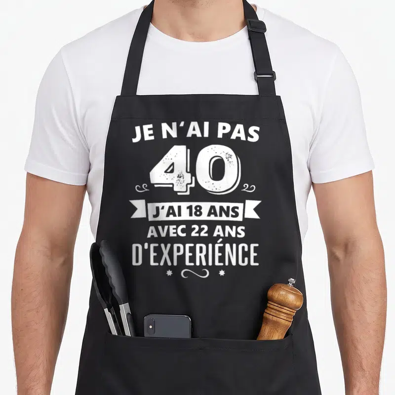 Tablier de cuisine noir avec l'inscription Je n'ai pas 40 ans et une grande number 40 stylisée en typographie blanche.