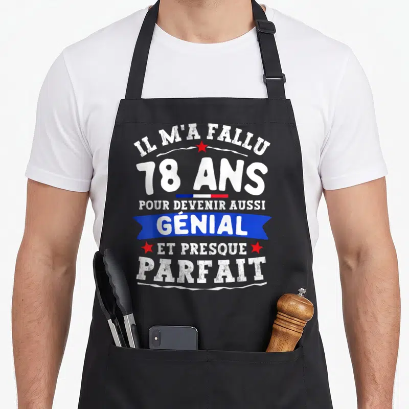Tablier de cuisine noir avec inscription blanche Il m'a fallu 78 ans pour devenir aussi génial et presque parfait sur fond bleu et étoiles rouges.