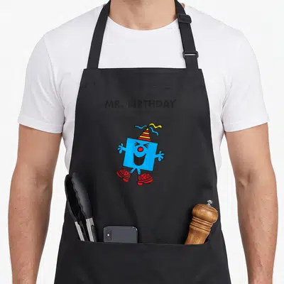 Tablier de cuisine noir avec Mr. anniversaire carré bleu portant une casquette de fête rayée et des chaussures rouges.