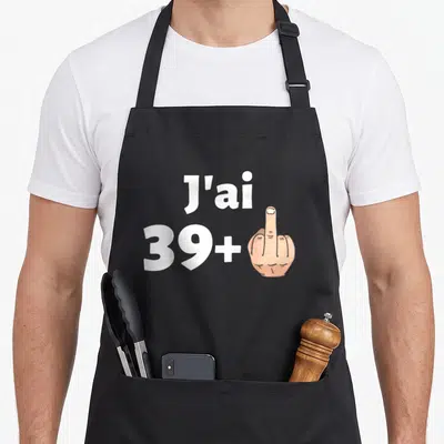 Tablier de cuisine noir avec inscription J'ai 39+ et illustration de main levée.