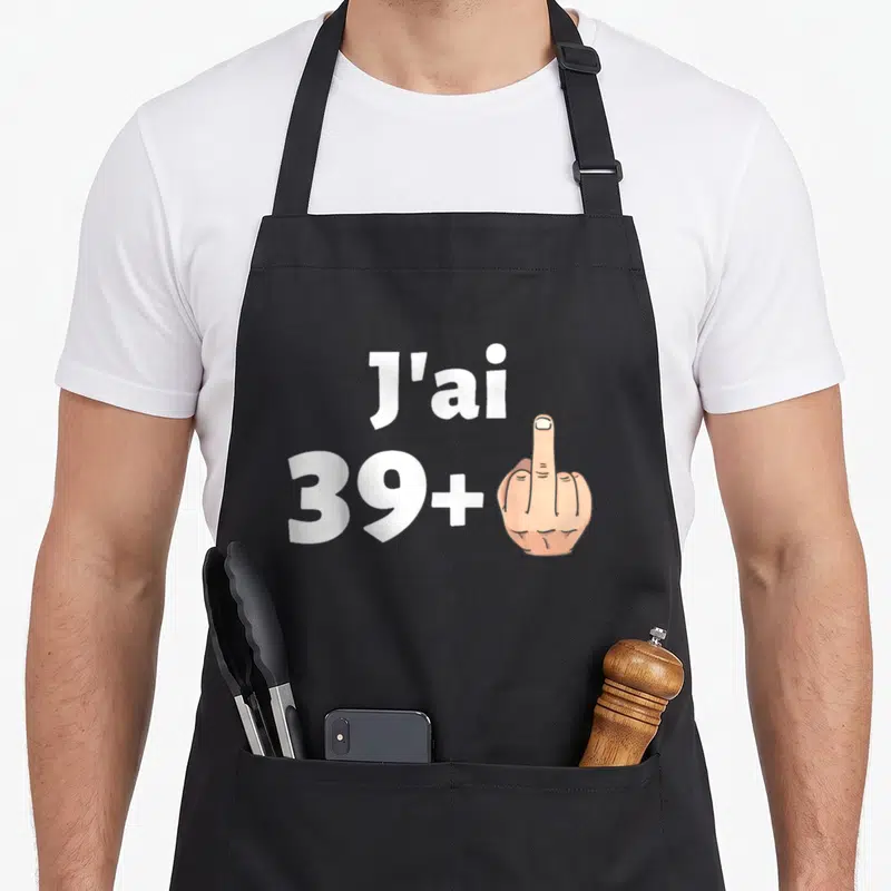 Tablier de cuisine noir avec inscription J'ai 39+ et illustration de main levée.