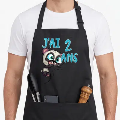 Tablier de cuisine noir avec un panda cartoon bleu et l'inscription J'ai 2 ans en lettres capitales.