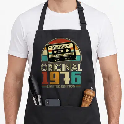 Tablier de cuisine noir avec illustration de cassette vintage et texte Original 1976 Limited Edition coloré.