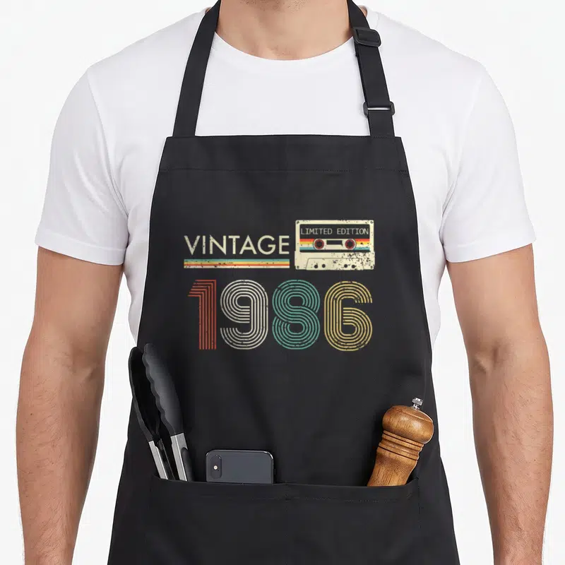 Tablier de cuisine noir avec illustration cassette vintage 1986 Limited Edition et lettrage multicolore retro