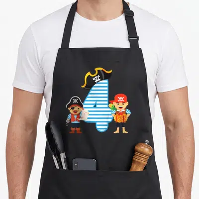 Tablier de cuisine noir avec un grand chiffre quatre rayé bleu blanc et deux pirates tenant un cadeau et une carte.