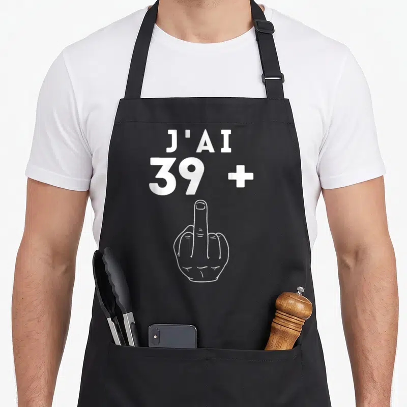 Tablier de cuisine noir avec inscription J'ai 39 + 1 et un geste d'indifférence blanc.