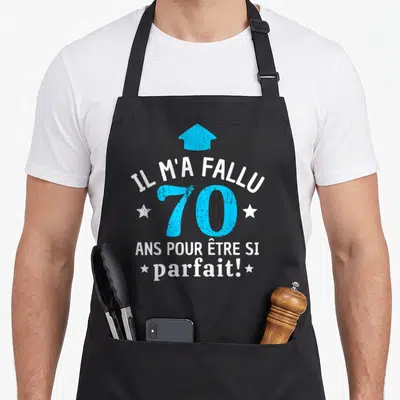 Tablier de cuisine noir avec inscription Il m'a fallu 70 ans pour être si parfait en blanc et bleu ciel.
