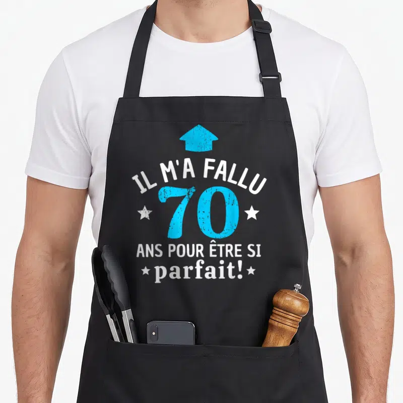 Tablier de cuisine noir avec inscription Il m'a fallu 70 ans pour être si parfait en blanc et bleu ciel.