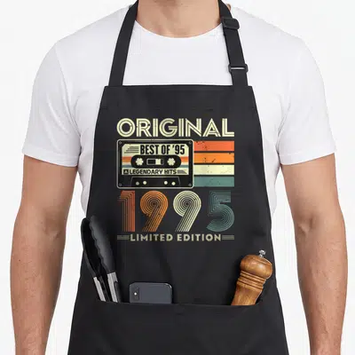 Tablier de cuisine noir avec illustration cassette audio vintage 1995 et texte original best of limited edition