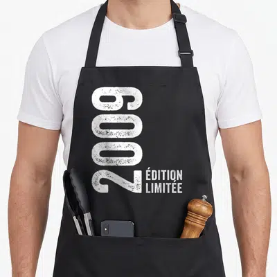 Tablier de cuisine noir avec l'année 2009 imprimée verticalement et le texte « édition limitée » en blanc à côté.