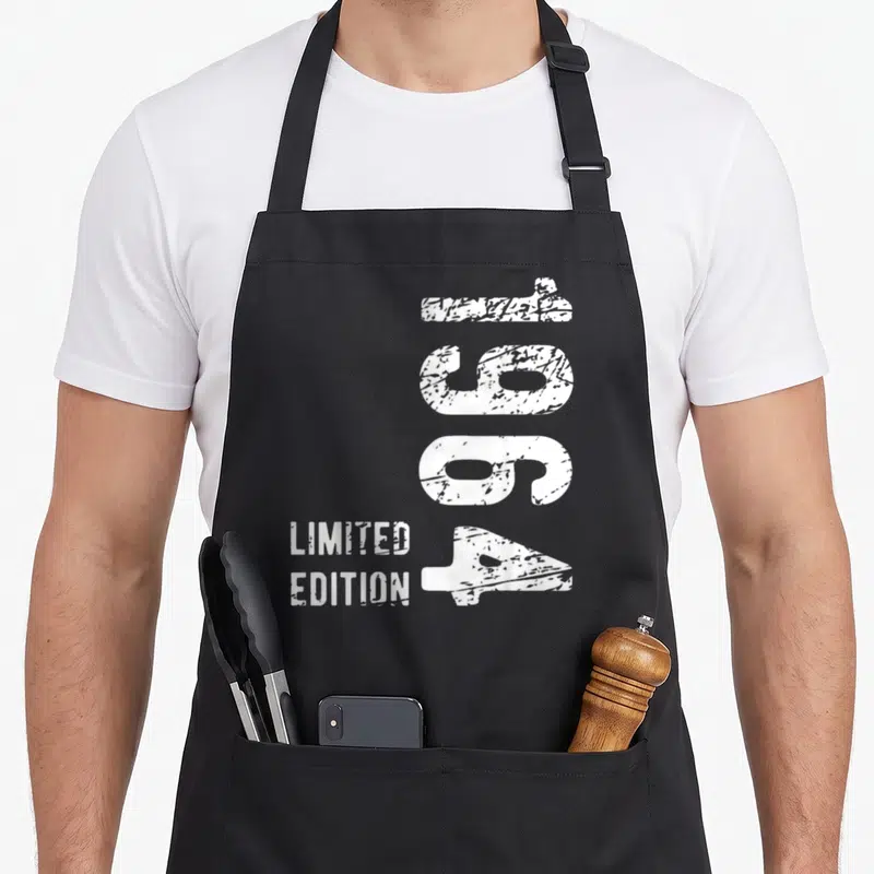 Tablier de cuisine noir avec inscription verticale 62 Limited Edition 1964 en blanc effet vieilli