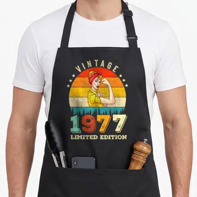 Tablier de cuisine noir avec illustration vintage femme 1977Limited Edition soleil orange et jaune