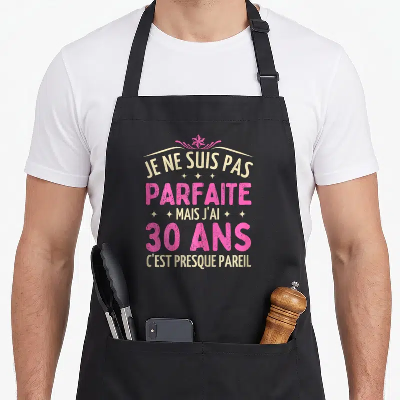 Tablier de cuisine noir avec inscription Je ne suis pas parfaite mais j'ai 30 ans c'est presque pareil en rose et doré.