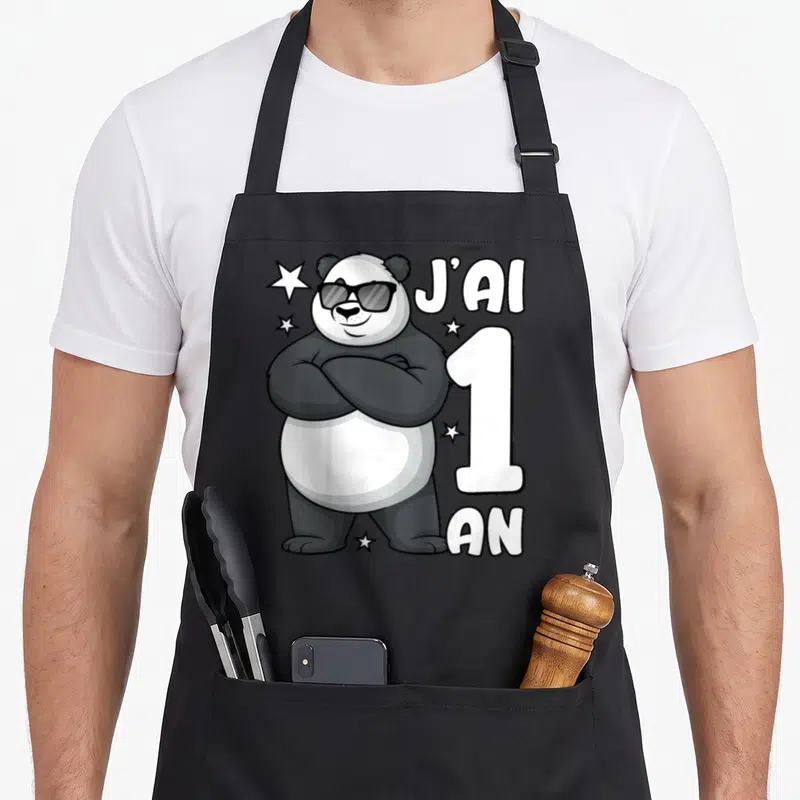 Tablier de cuisine noir avec illustration d'un panda aux lunettes de soleil et texte J'ai 1 an entouré d'étoiles.