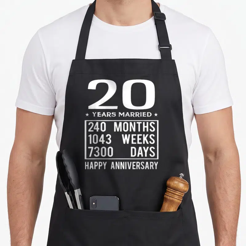 Tablier de cuisine noir avec inscription 20 years married et décompte des jours en blanc.