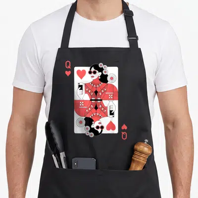 Tablier de cuisine noir avec une illustration de Reine de cœur moderne portant des lunettes roses et tenant un smartphone.