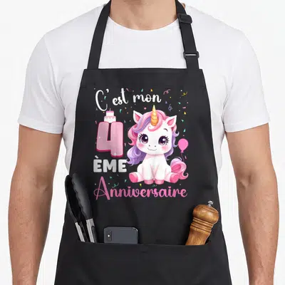 Tablier de cuisine noir avec licorne rose, chiffre 4 et texte C'est mon 4 ème Anniversaire