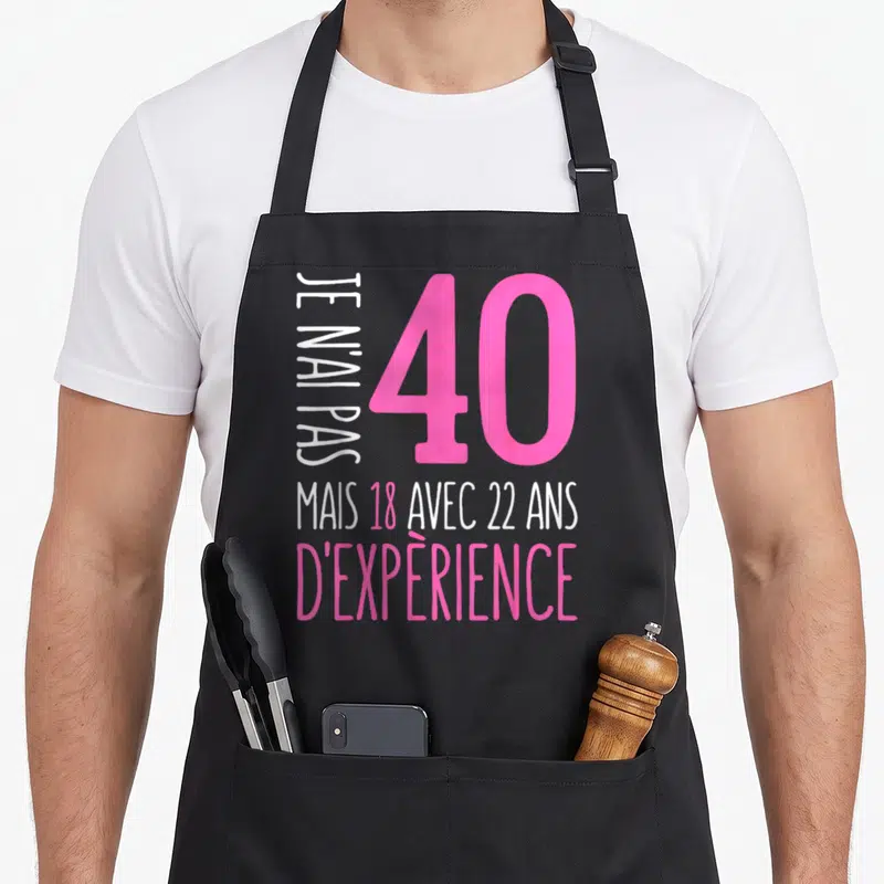 Tablier de cuisine noir avec l'inscription Je n'ai pas 40 ans mais 18 avec 22 ans d'expérience en rose vif et blanc.