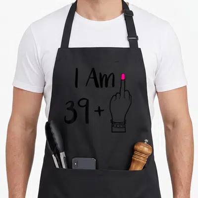 Tablier de cuisine noir avec inscription I Am 39+ et main au majeur rose à l'index