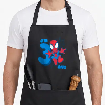 Tablier de cuisine noir avec un Spider-Man mignon et l'inscription J'ai 3 ans en bleu.