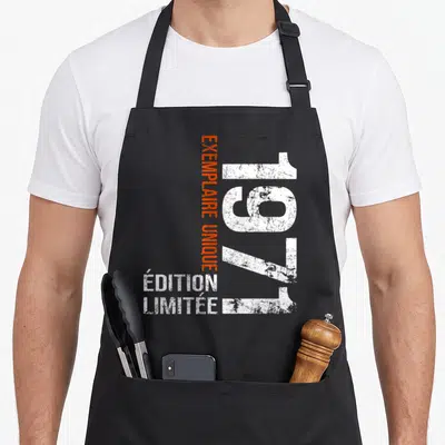 Tablier de cuisine noir avec l'inscription 1971 exemplaire unique en blanc et orange.