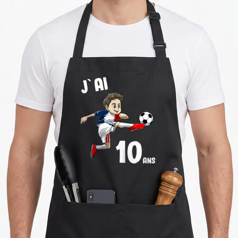 Tablier de cuisine noir avec illustration d'un garçon jouant au football et le texte J'ai 10 ans