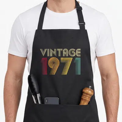 Tablier de cuisine noir avec motif vintage 1971 en lettres colorées et rayures rétro des années soixante-dix.