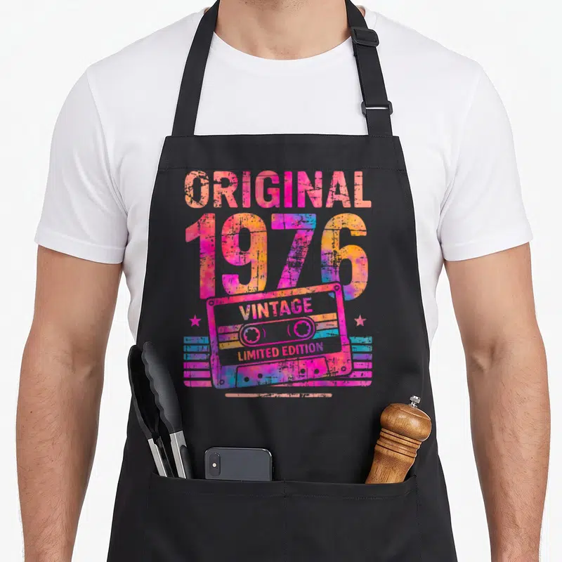 Tablier de cuisine noir avec motif cassette vintage 1976 Original Limited Edition aux couleurs tie-dye rose et orange.