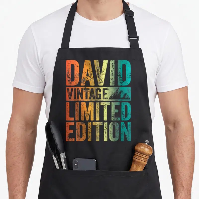 Tablier de cuisine noir avec texte DAVID VINTAGE LIMITED EDITION en dégradé de couleurs rétro.