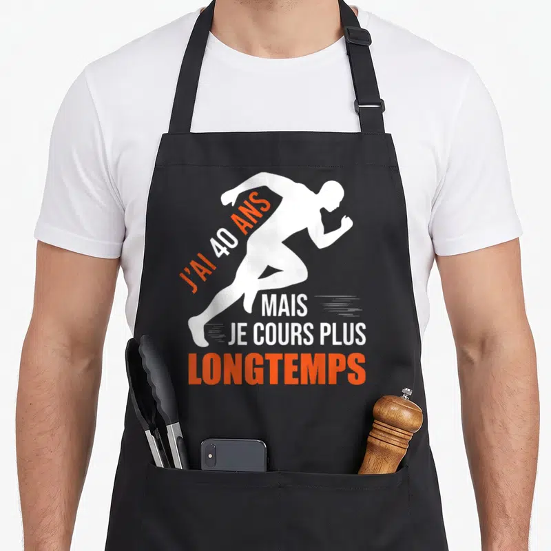 Tablier de cuisine noir avec silhouette blanche de coureur et texte orange J'ai 40 ans mais je cours plus longtemps